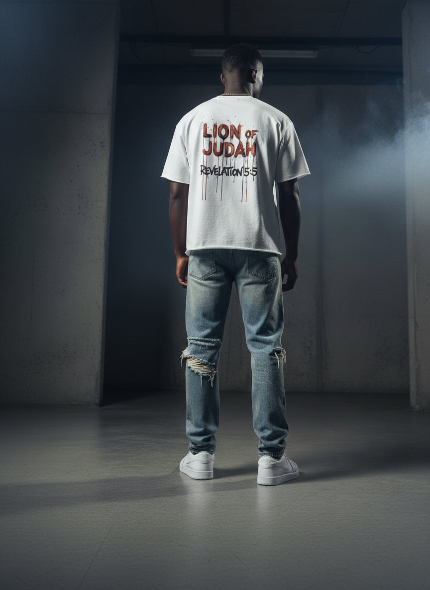 "Lion of Judah" Revelation 5:5 Paint Drip Graphic Boxy Half-Sleeve Raw-Edge T-Shirt